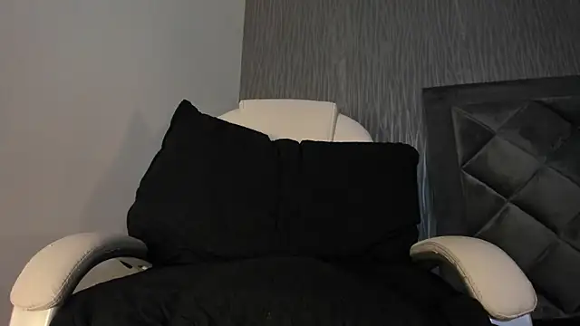 Snapshot of dylan_cross_ chatting on 10-20-25, 11:32 dylan cross online show from 10-20-25, 11:32