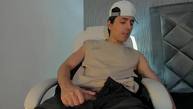 Snapshot of dylan_cross_ chatting on 11-13-25, 11:31 dylan cross online show from 11-13-25, 11:31