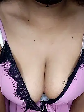 Snapshot of LylyCii96 chatting on 10-26-25, 04:40 LylyCii96 online show from 10-26-25, 04:40