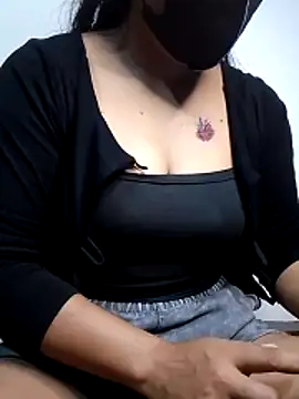 Snapshot of LylyCii96 chatting on 11-10-25, 01:59 LylyCii96 online show from 11-10-25, 01:59