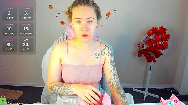 Elsie Cutties online show from 10-31-25, 01:06