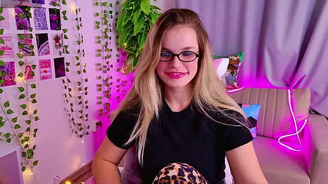 KellyHayden online show from 11-15-25, 03:52