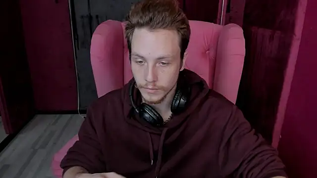 LeoMooree online show from 11-19-25, 03:34