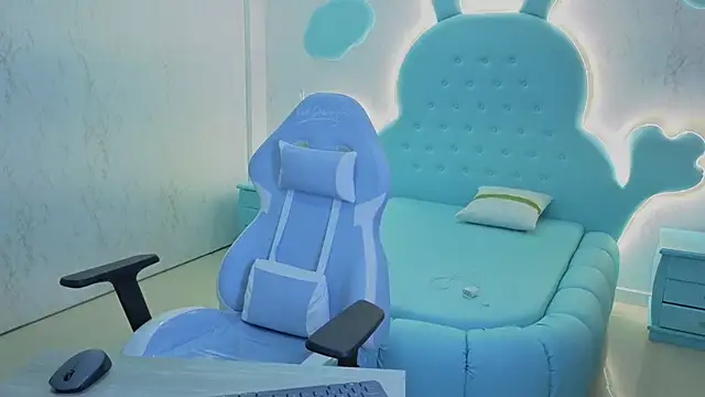 Mia Cuttee online show from 10-25-25, 03:14