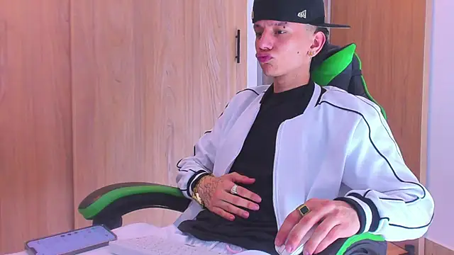 Snapshot of Skinny_batman chatting on 10-08-25, 12:52 Skinny batman online show from 10-08-25, 12:52