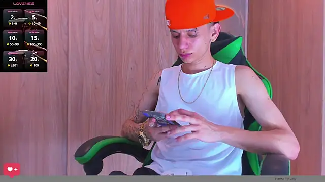 Snapshot of Skinny_batman chatting on 10-09-25, 09:24 Skinny batman online show from 10-09-25, 09:24