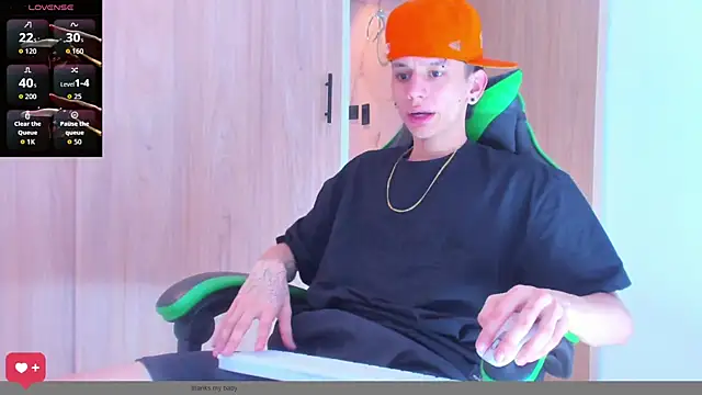 Snapshot of Skinny_batman chatting on 10-24-25, 04:47 Skinny batman online show from 10-24-25, 04:47