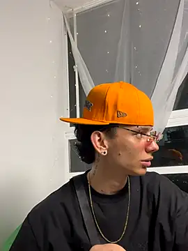 Snapshot of Skinny_batman chatting on 10-26-25, 03:34 Skinny batman online show from 10-26-25, 03:34