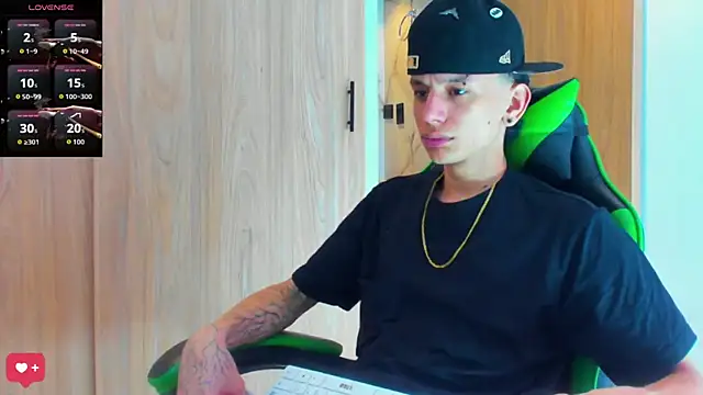 Snapshot of Skinny_batman chatting on 10-27-25, 06:45 Skinny batman online show from 10-27-25, 06:45