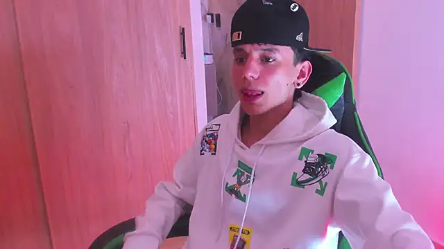 Snapshot of Skinny_batman chatting on 11-19-25, 12:10 Skinny batman online show from 11-19-25, 12:10