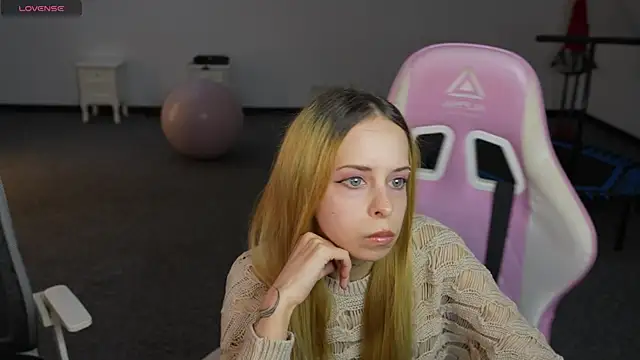 Snapshot of Luchi_Sun chatting on 10-25-25, 10:12 Luchi Sun online show from 10-25-25, 10:12