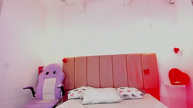 Snapshot of emily__walker chatting on 02-15-26, 05:37 emily walker online show from 02-15-26, 05:37