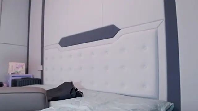 Snapshot of XIXI11111 chatting on 11-10-25, 08:24 XIXI11111 online show from 11-10-25, 08:24