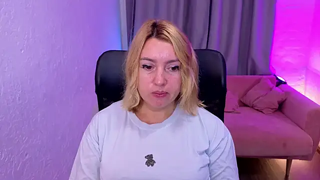 Mia Bloomie online show from 10-07-25, 06:21