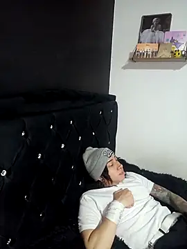 Snapshot of Iluromi chatting on 10-28-25, 04:20 Iluromi online show from 10-28-25, 04:20