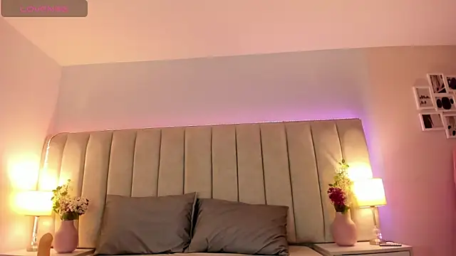 Snapshot of EllaaThorne chatting on 10-27-25, 07:51 EllaaThorne online show from 10-27-25, 07:51