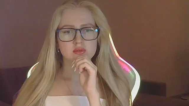 Snapshot of Xylenora chatting on 10-24-25, 10:44 Xylenora online show from 10-24-25, 10:44