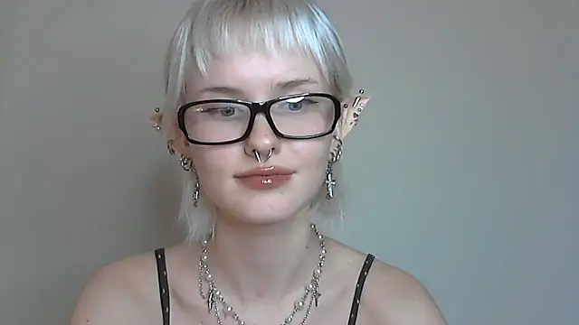 Snapshot of Paradoxy_ chatting on 10-29-25, 07:26 Paradoxy online show from 10-29-25, 07:26