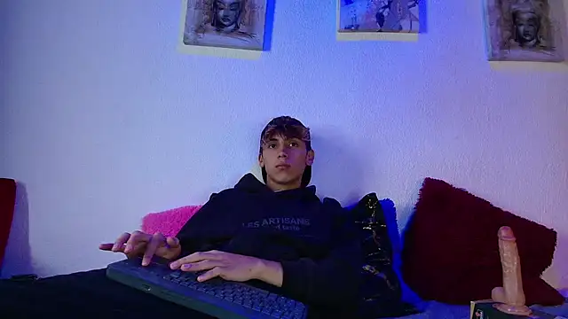 liam nom online show from 10-01-25, 01:28