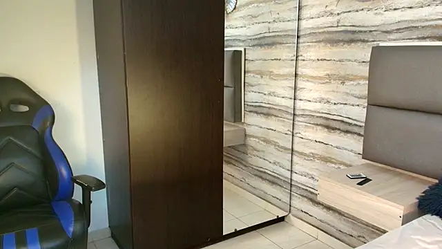 Lovers 21 online show from 12-15-25, 03:33