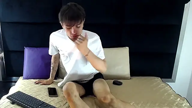 Jerom xx online show from 10-24-25, 07:43