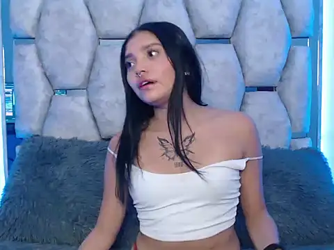 Snapshot of AnalyMilles chatting on 10-18-25, 10:27 AnalyMilles online show from 10-18-25, 10:27