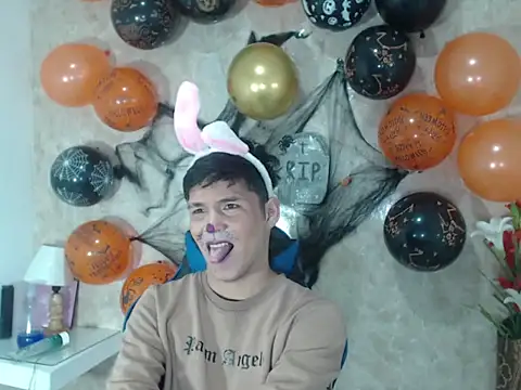 Aaron Foxxx online show from 10-27-25, 01:26