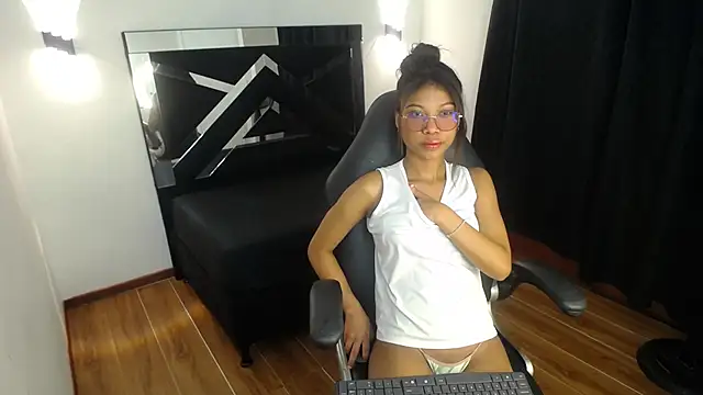 Snapshot of MarianaRojas_ chatting on 11-15-25, 03:15 MarianaRojas online show from 11-15-25, 03:15