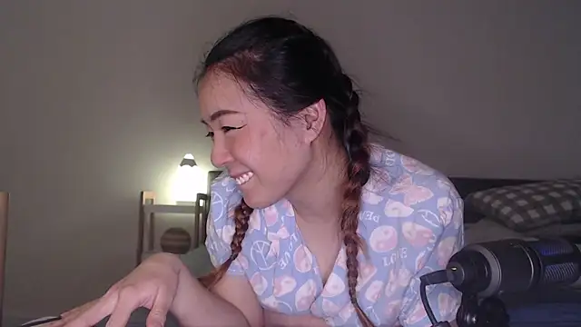 Snapshot of blueburrypie chatting on 10-23-25, 01:21 blueburrypie online show from 10-23-25, 01:21