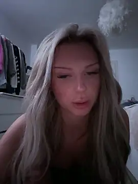 Snapshot of blondeeee chatting on 12-16-25, 05:29 blondeeee online show from 12-16-25, 05:29