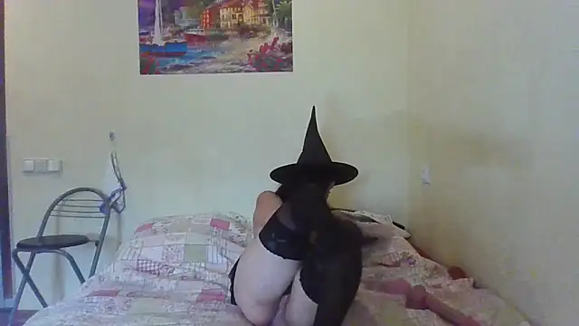 Snapshot of QueenMomyS chatting on 10-31-25, 11:44 QueenMomyS online show from 10-31-25, 11:44