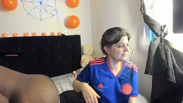 Snapshot of Yin_yang_hot chatting on 10-22-25, 10:31 Yin yang hot online show from 10-22-25, 10:31