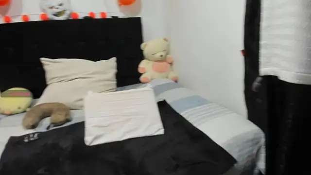 Snapshot of Yin_yang_hot chatting on 10-24-25, 11:28 Yin yang hot online show from 10-24-25, 11:28