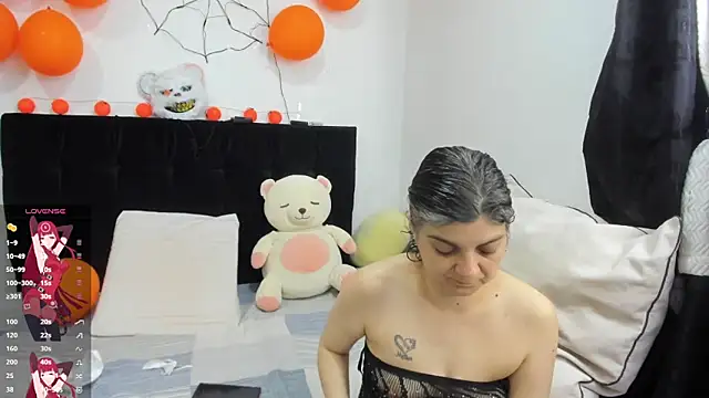 Snapshot of Yin_yang_hot chatting on 10-25-25, 11:43 Yin yang hot online show from 10-25-25, 11:43