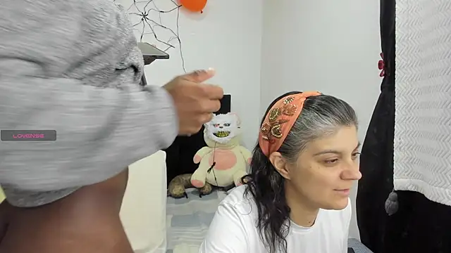 Snapshot of Yin_yang_hot chatting on 10-28-25, 10:12 Yin yang hot online show from 10-28-25, 10:12