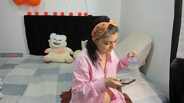 Snapshot of Yin_yang_hot chatting on 10-29-25, 10:17 Yin yang hot online show from 10-29-25, 10:17