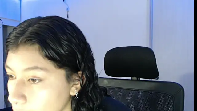 Snapshot of Ivonnybonn chatting on 10-21-25, 08:53 Ivonnybonn online show from 10-21-25, 08:53