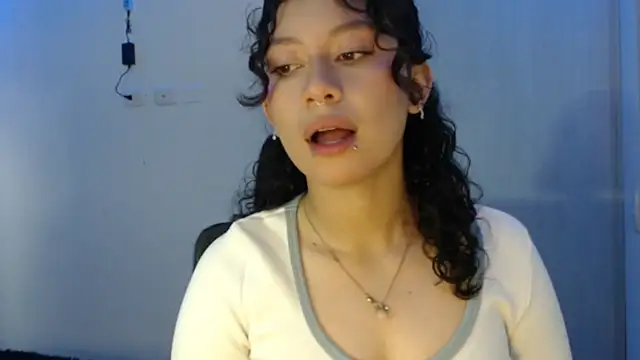 Snapshot of Ivonnybonn chatting on 10-24-25, 03:19 Ivonnybonn online show from 10-24-25, 03:19