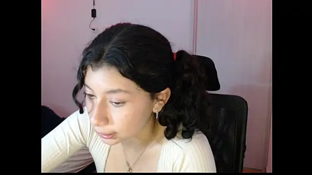 Snapshot of Ivonnybonn chatting on 10-29-25, 07:43 Ivonnybonn online show from 10-29-25, 07:43