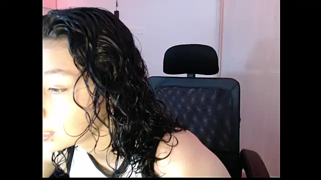 Snapshot of Ivonnybonn chatting on 10-29-25, 08:43 Ivonnybonn online show from 10-29-25, 08:43