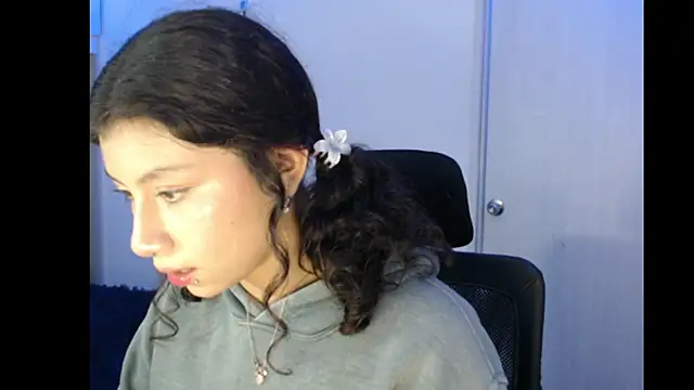 Snapshot of Ivonnybonn chatting on 11-05-25, 05:18 Ivonnybonn online show from 11-05-25, 05:18