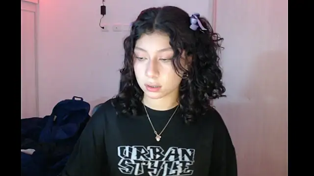 Snapshot of Ivonnybonn chatting on 11-18-25, 07:35 Ivonnybonn online show from 11-18-25, 07:35