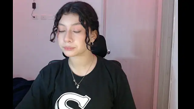 Snapshot of Ivonnybonn chatting on 11-20-25, 07:08 Ivonnybonn online show from 11-20-25, 07:08