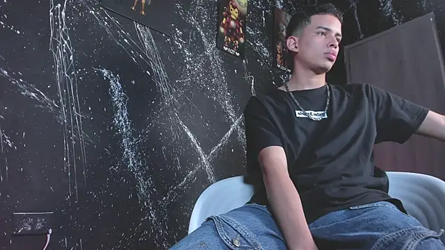 Snapshot of JuanSixx chatting on 11-06-25, 08:32 JuanSixx online show from 11-06-25, 08:32