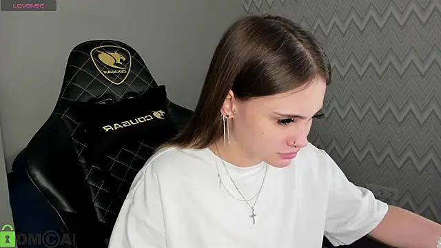 Snapshot of KarinaBroks chatting on 10-20-25, 08:59 KarinaBroks online show from 10-20-25, 08:59