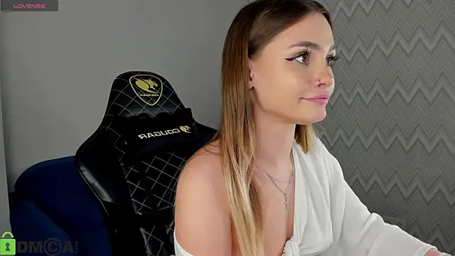 Snapshot of KarinaBroks chatting on 11-03-25, 11:22 KarinaBroks online show from 11-03-25, 11:22