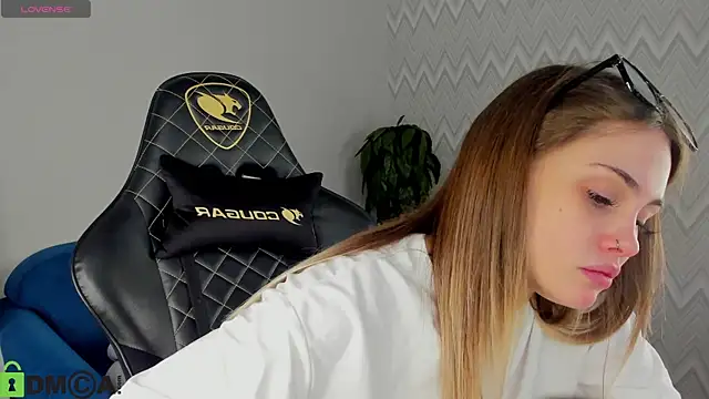 Snapshot of KarinaBroks chatting on 11-04-25, 08:30 KarinaBroks online show from 11-04-25, 08:30