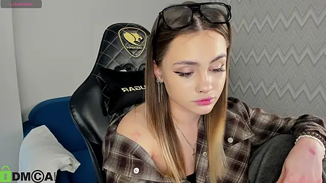 Snapshot of KarinaBroks chatting on 11-12-25, 01:00 KarinaBroks online show from 11-12-25, 01:00