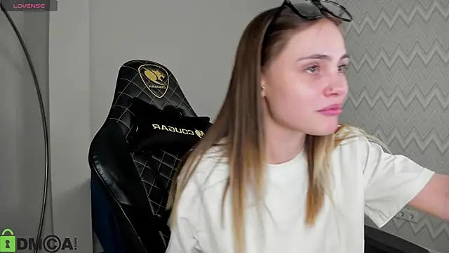 Snapshot of KarinaBroks chatting on 11-19-25, 02:06 KarinaBroks online show from 11-19-25, 02:06