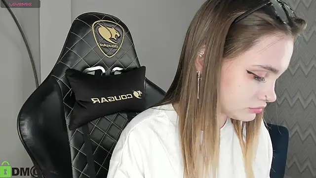 Snapshot of KarinaBroks chatting on 11-21-25, 11:31 KarinaBroks online show from 11-21-25, 11:31